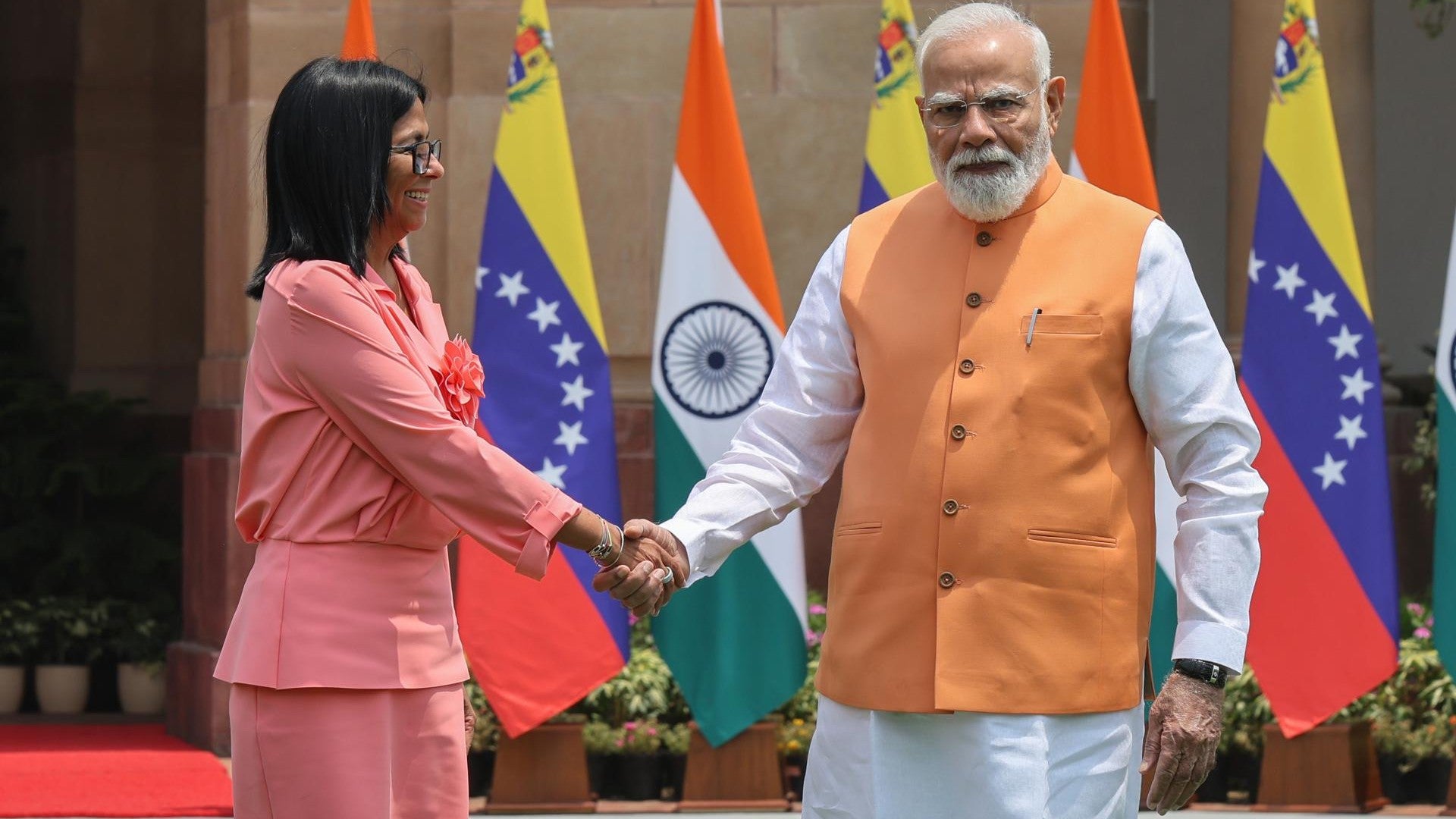 El primer ministro indio, Narendra Modi, y Delcy Rodríguez. (EFE)