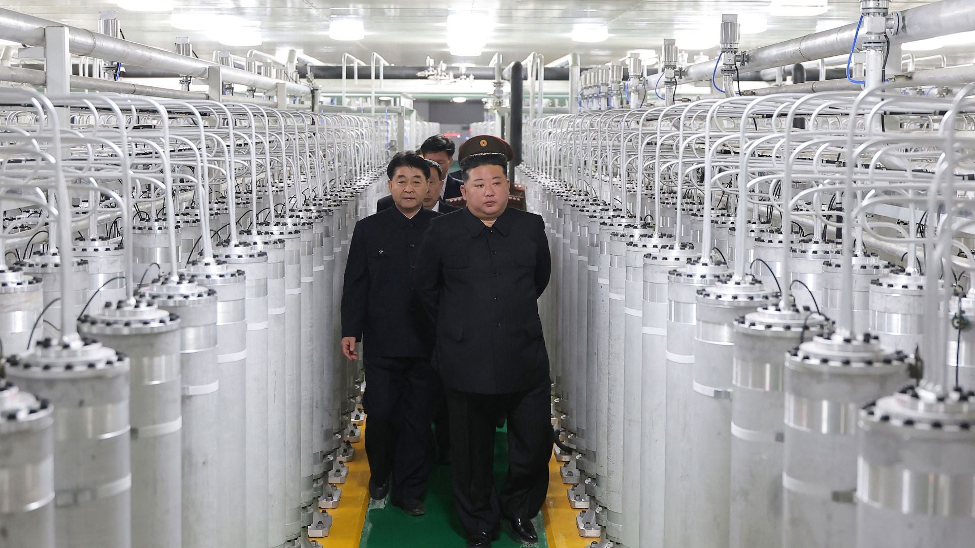 Kim Jong Un inspeccionando una fábrica | Foto AFP