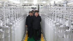 Kim Jong Un inspeccionando una fábrica | Foto AFP