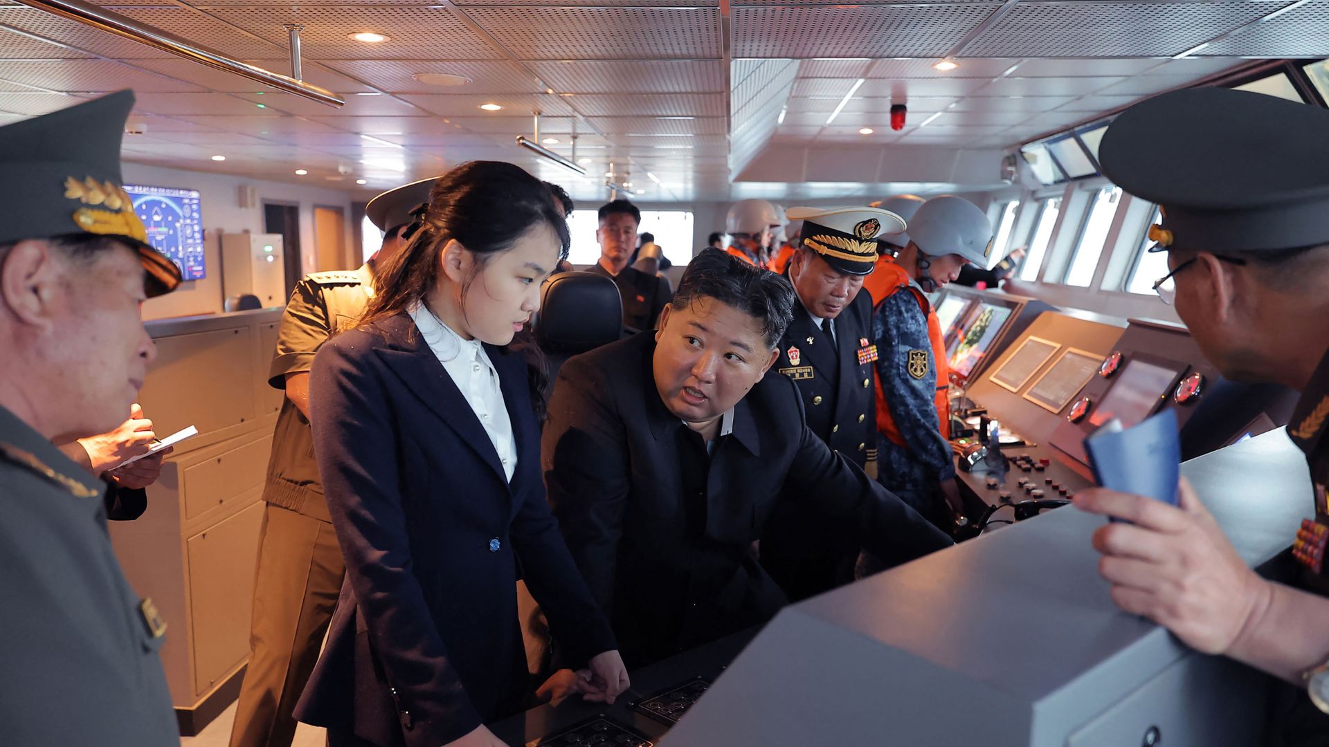 Kim Jong Un observando las pruebas de mar del "Kang Kyon" | Foto AFP