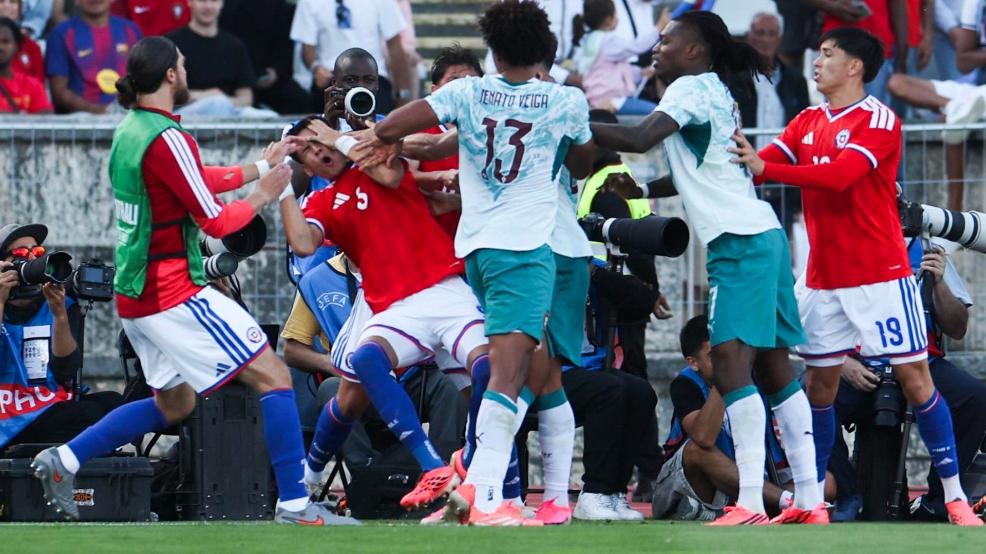 Pelea entre Chile y Portugal / FOTO: EFE
