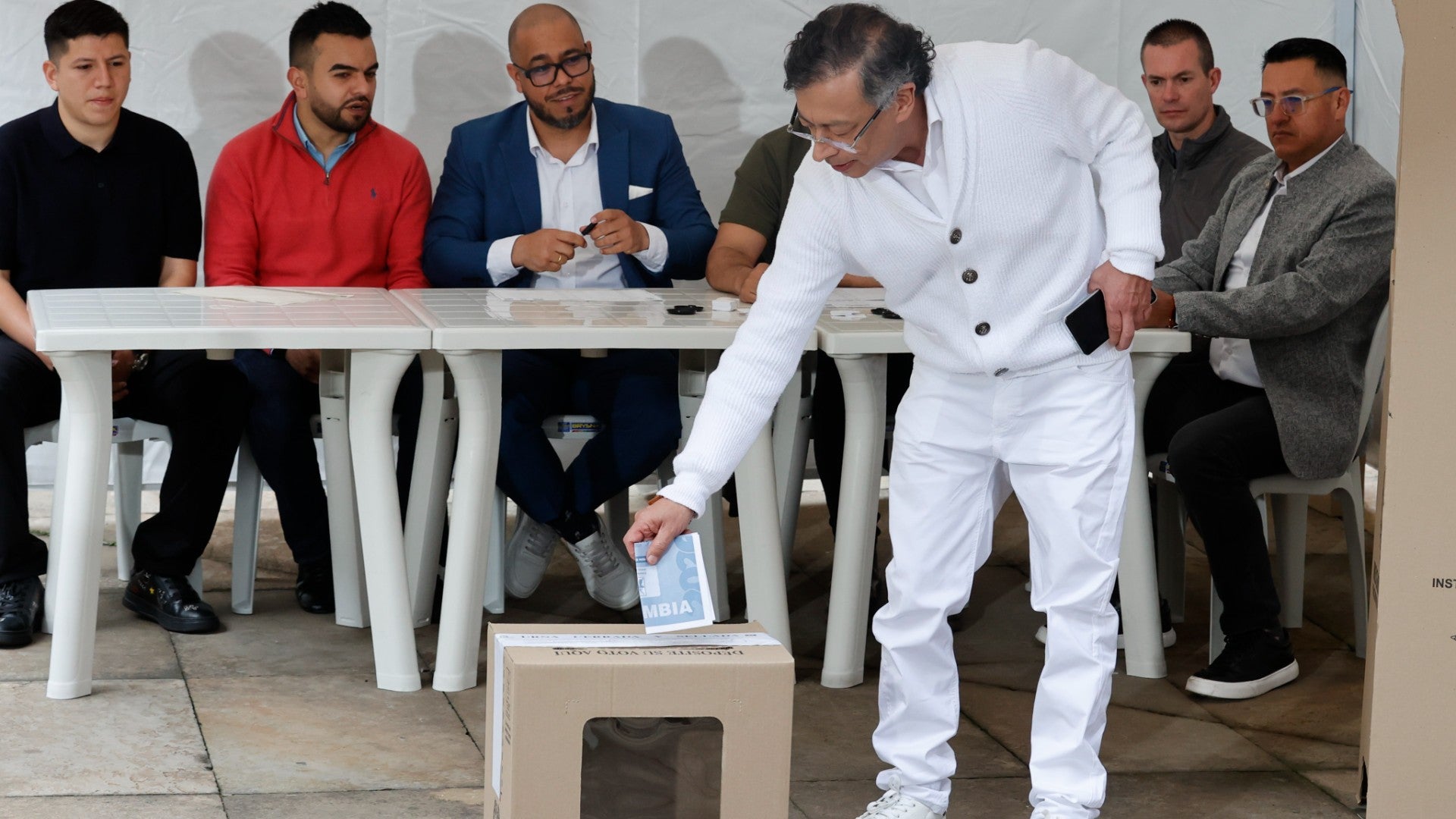 El presidente de Colombia Gustavo Petro vota en la primera vuelta de las elecciones en las que se escogerá a su sucesor - Foto: EFE