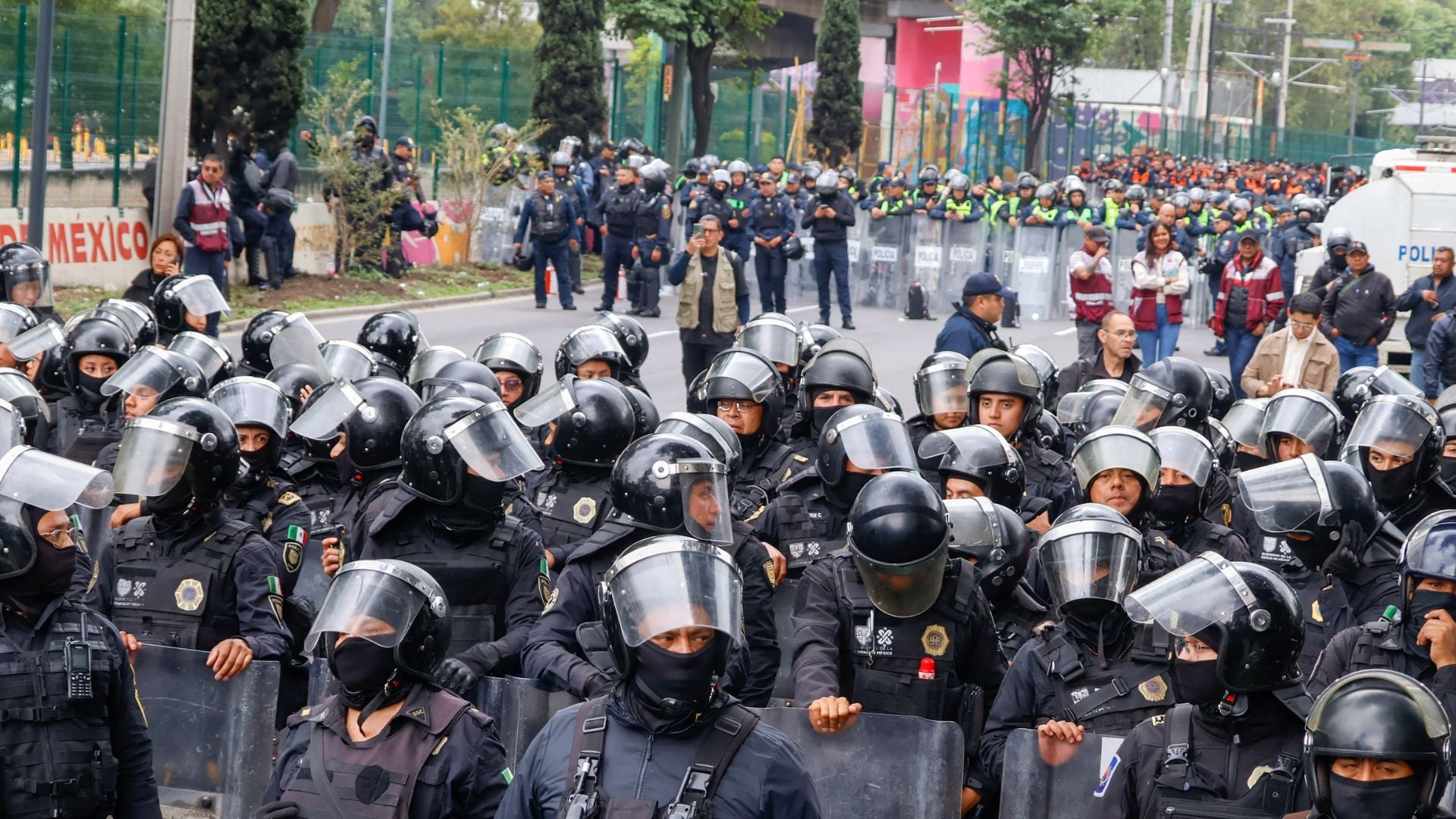 Miles de manifestantes bloquean acceso al mundialista estadio Azteca de México - AFP