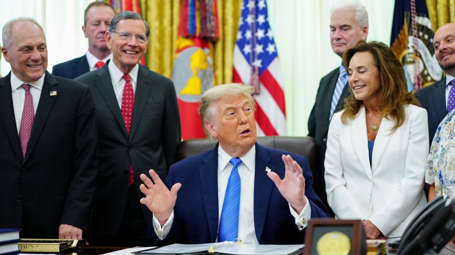 Donald Trump, presidente de Estados Unidos junto a varios colaboradores - Foto: EFE