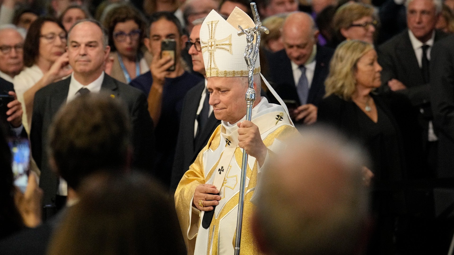 El papa León XIV, a su llegada a la misa en la Sagrada Familia en Barcelona, España - Foto: EFE