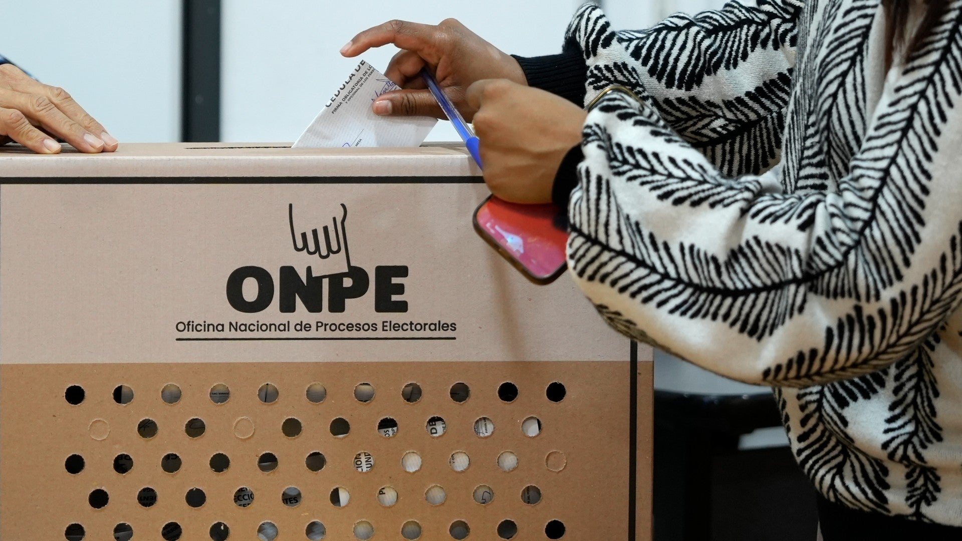Una mujer deposita su voto en una urna electoral en Perú - Foto de referencia: EFE