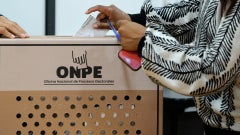 Una mujer deposita su voto en una urna electoral en Perú - Foto de referencia: EFE