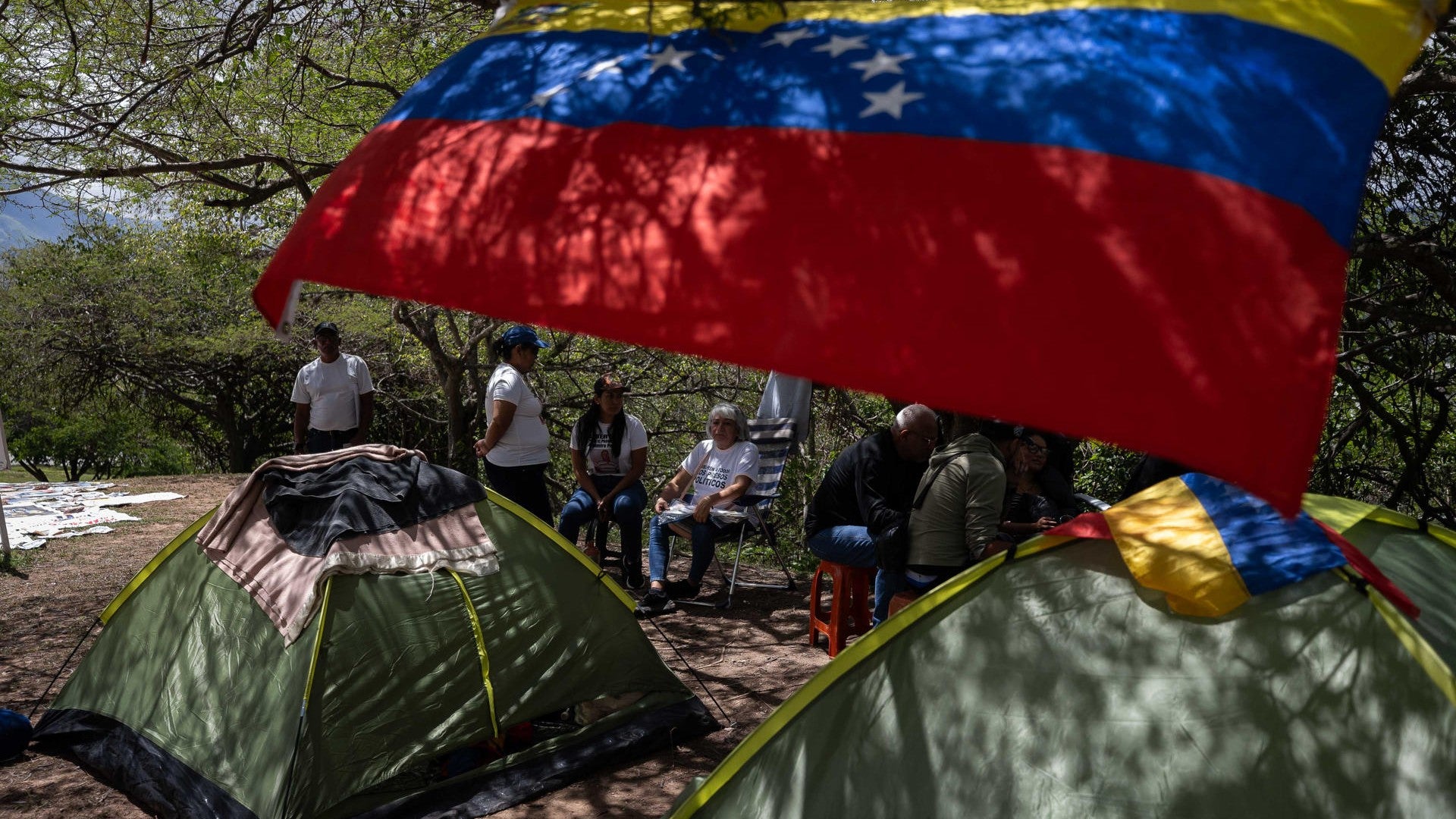 Campamento de familiares de presos políticos en la embajada de Estados Unidos en Caracas / FOTO: EFE