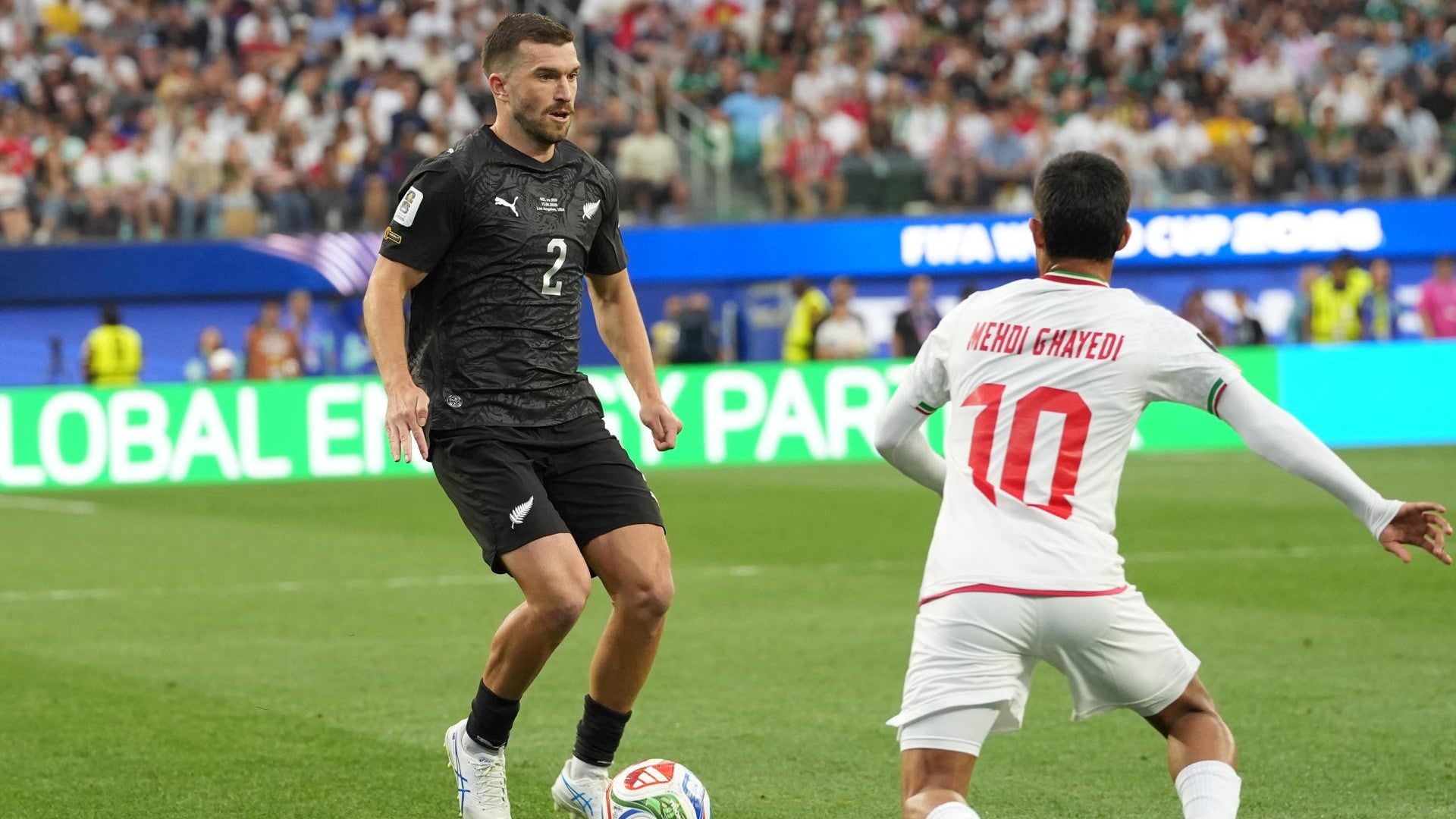 Tim Payne defiende un balón en el partido ante Irán en el Mundial 2026 - Foto: EFE