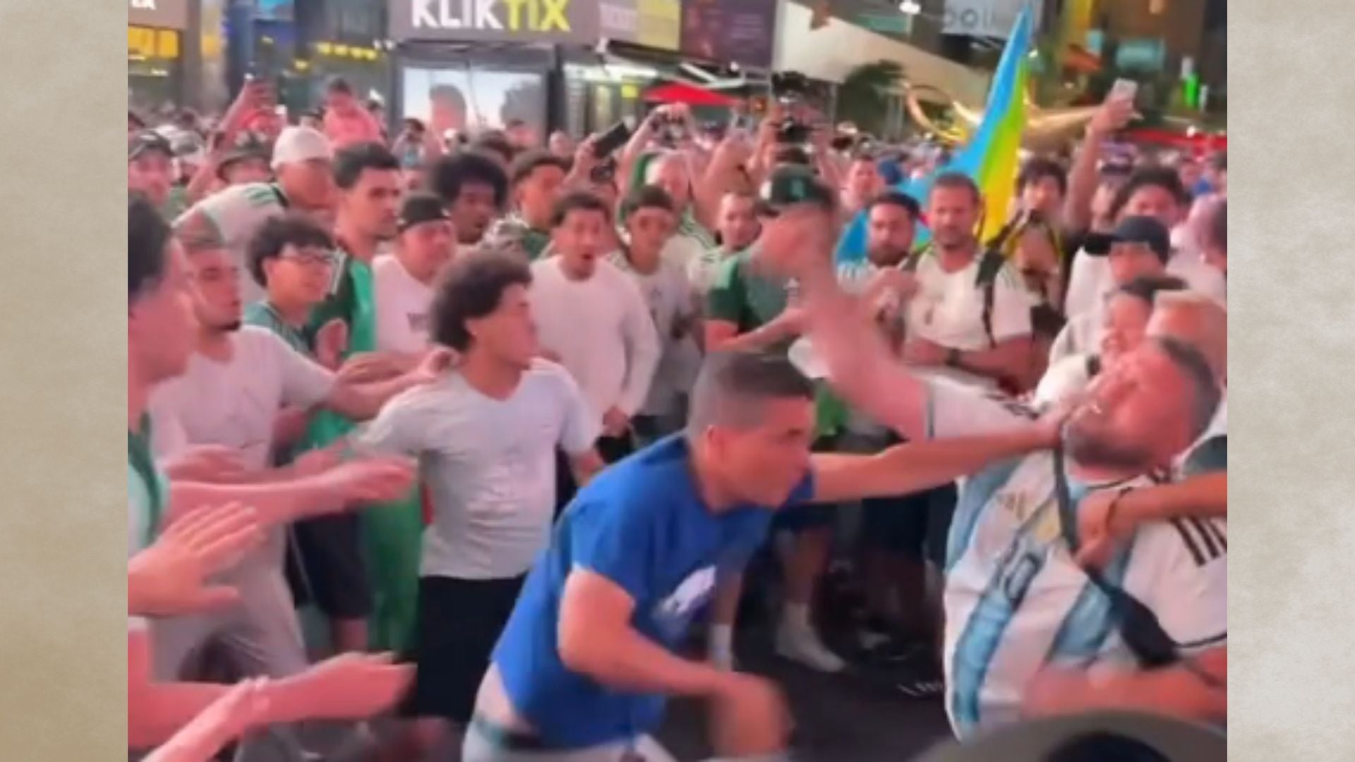 Pelea entre hinchas de Argentina y Argelia en el Times Square - Foto captura video