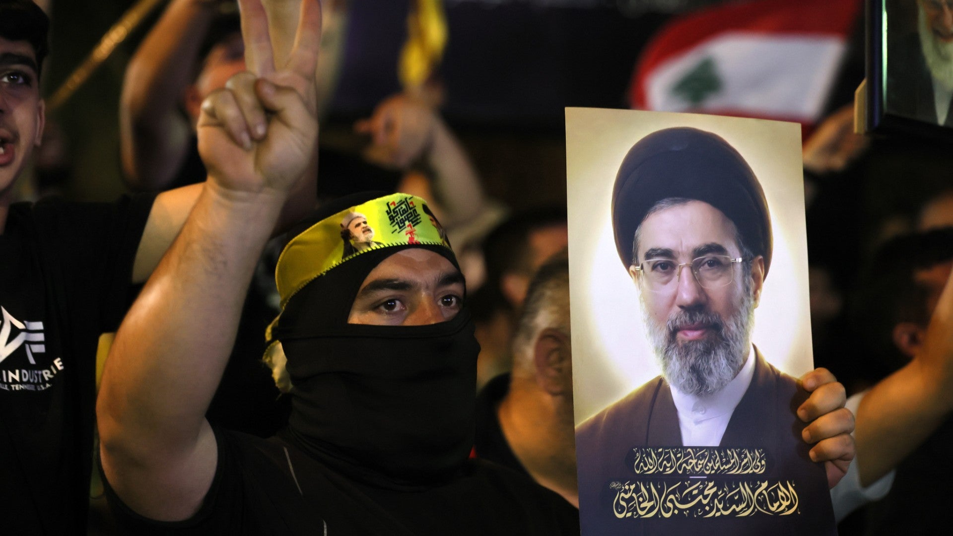 Partidario de Hezbolá sostiene una fotografía del líder supremo iraní Mojtaba Jamenei - Foto de referencia: EFE