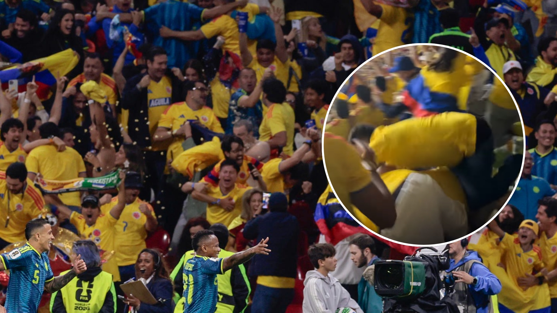 Aficionados colombianos se lanzan sobre otros en el estadio Azteca / FOTO. EFE