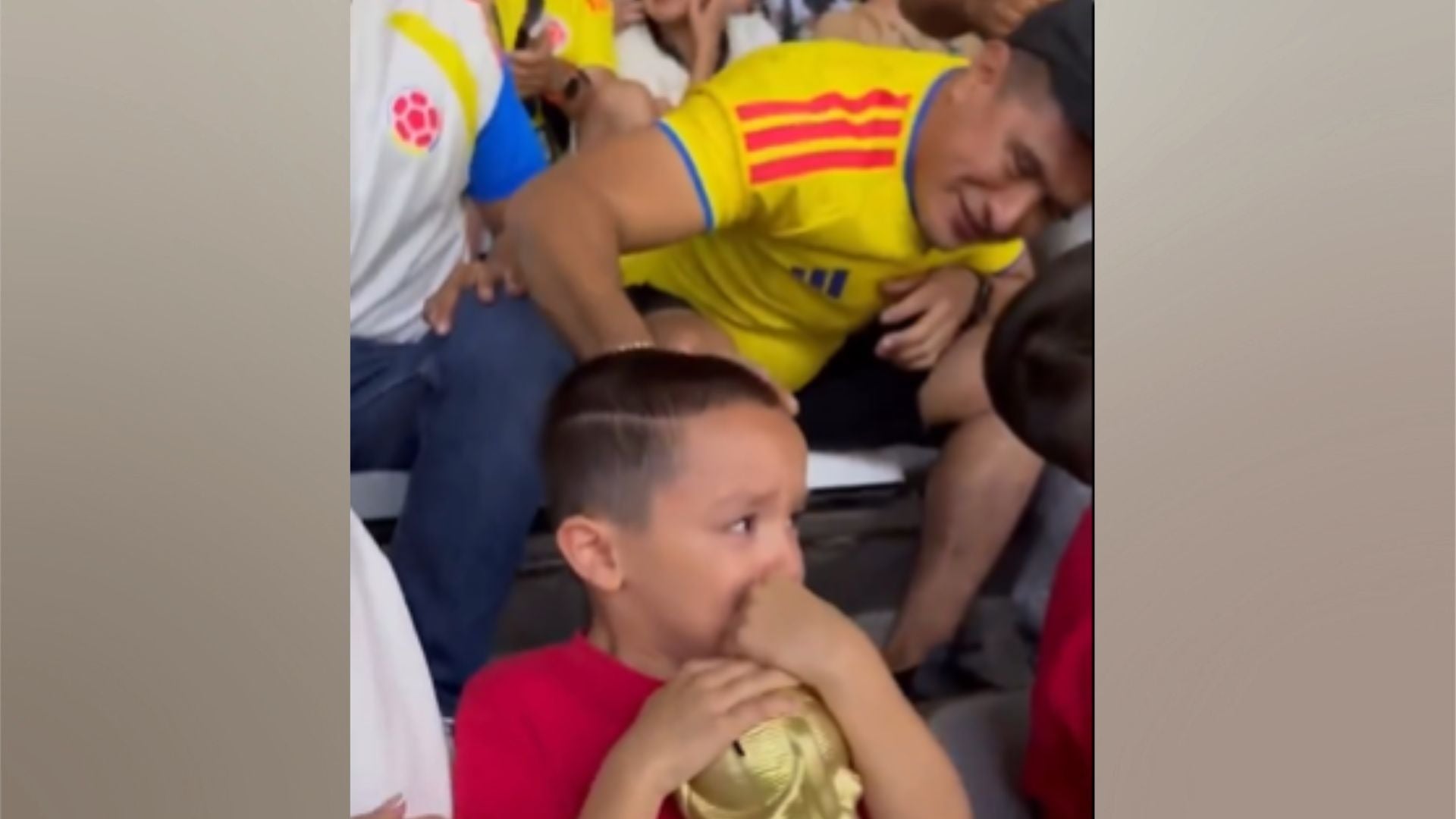Niño usbeko animado por hinchas colombianos - Foto captura video