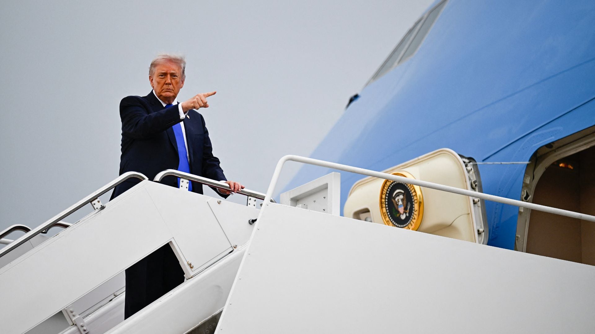 Donald Trump en el avión presidencial | Foto AFP