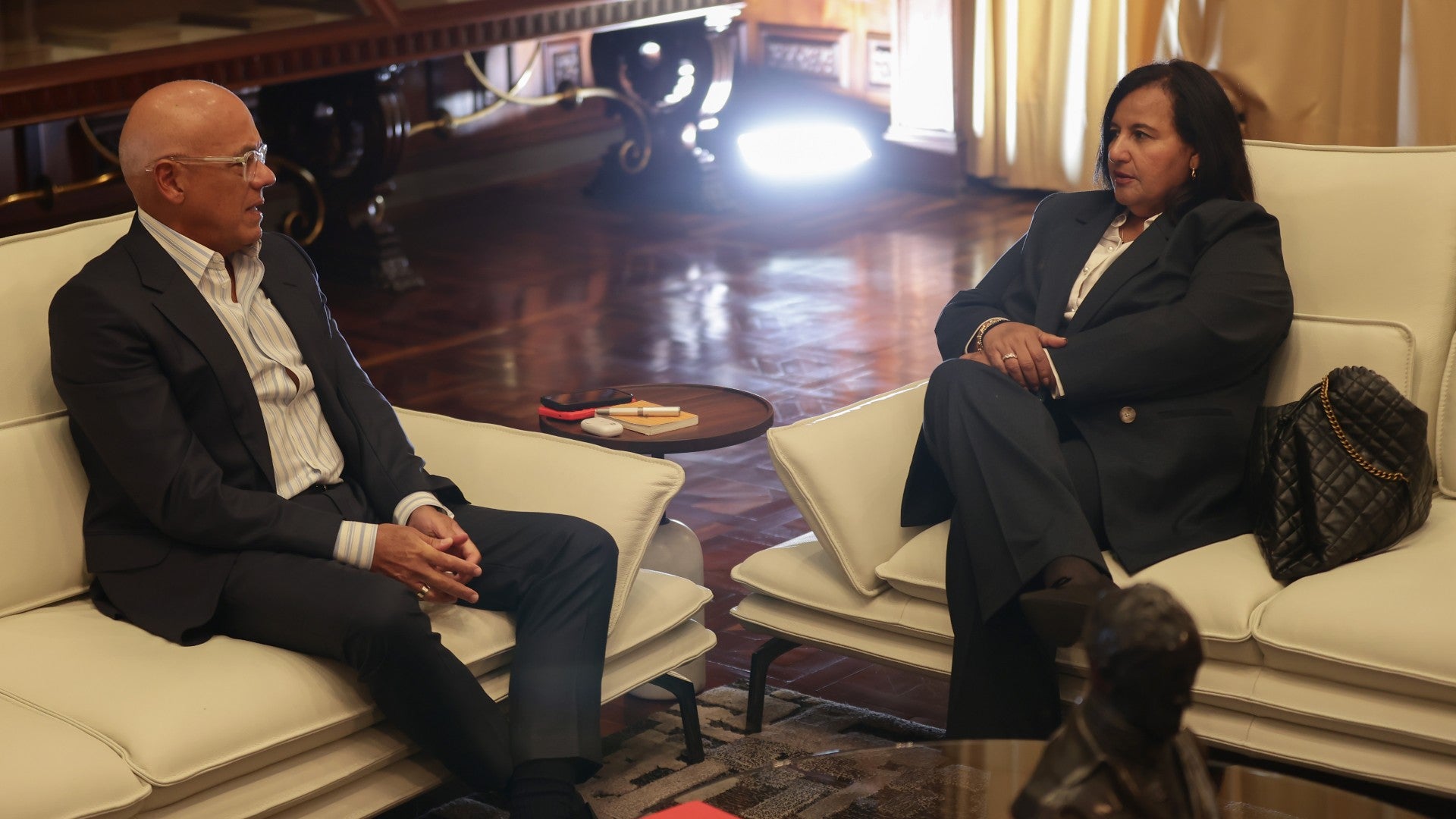 Jorge Rodríguez, ilegítimo presidente del parlamento venezolano en reunión con Dinorah Figuera, presidente de la legítima Asamblea Nacional de Venezuela (2015) - Foto: EFE