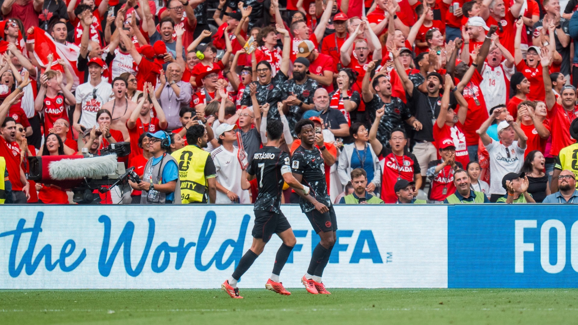 Fanáticos y jugadores de la selección de fútbol de Canadá - Foto: EFE