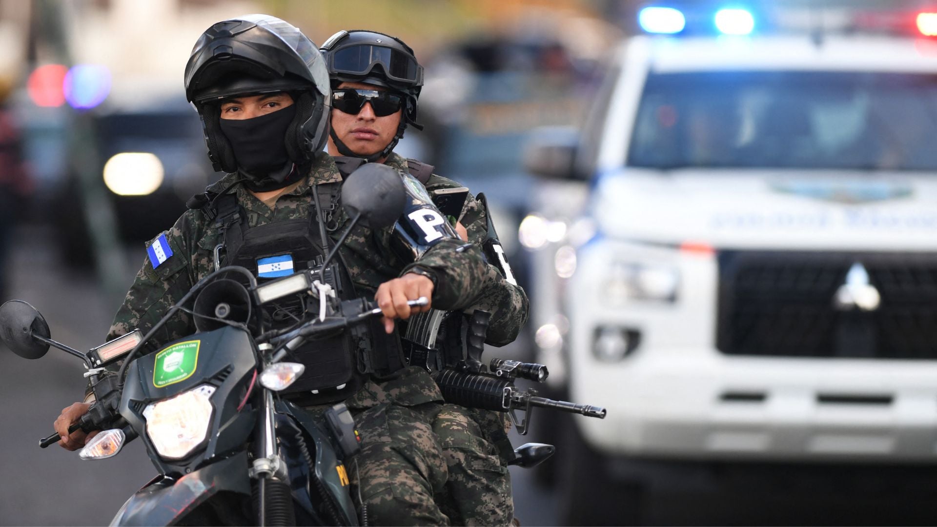Policía Militar de Orden Público (PMOP) de Honduras patrulla el barrio controlado por la Mara Salvatrucha - Foto: AFP