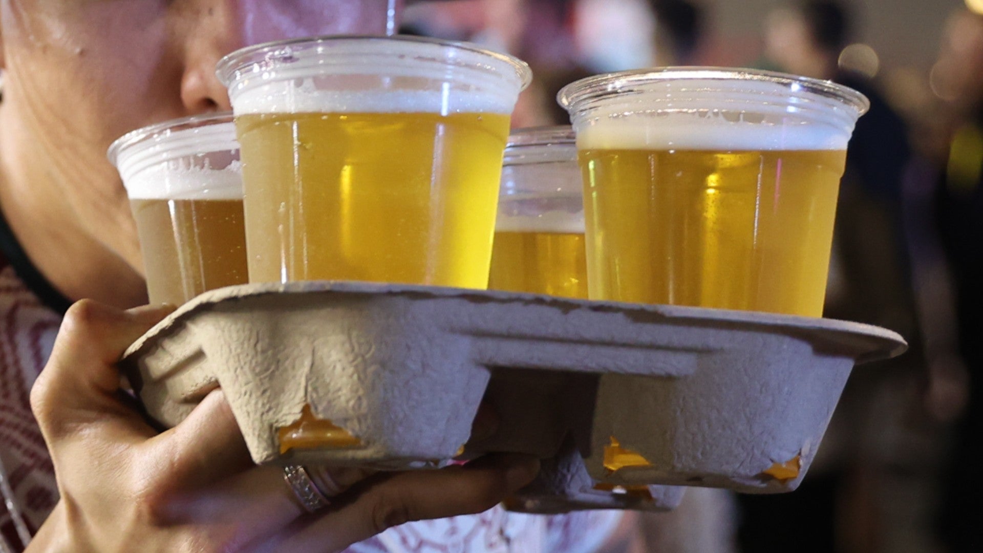Tomando Cerveza / FOTO: EFE