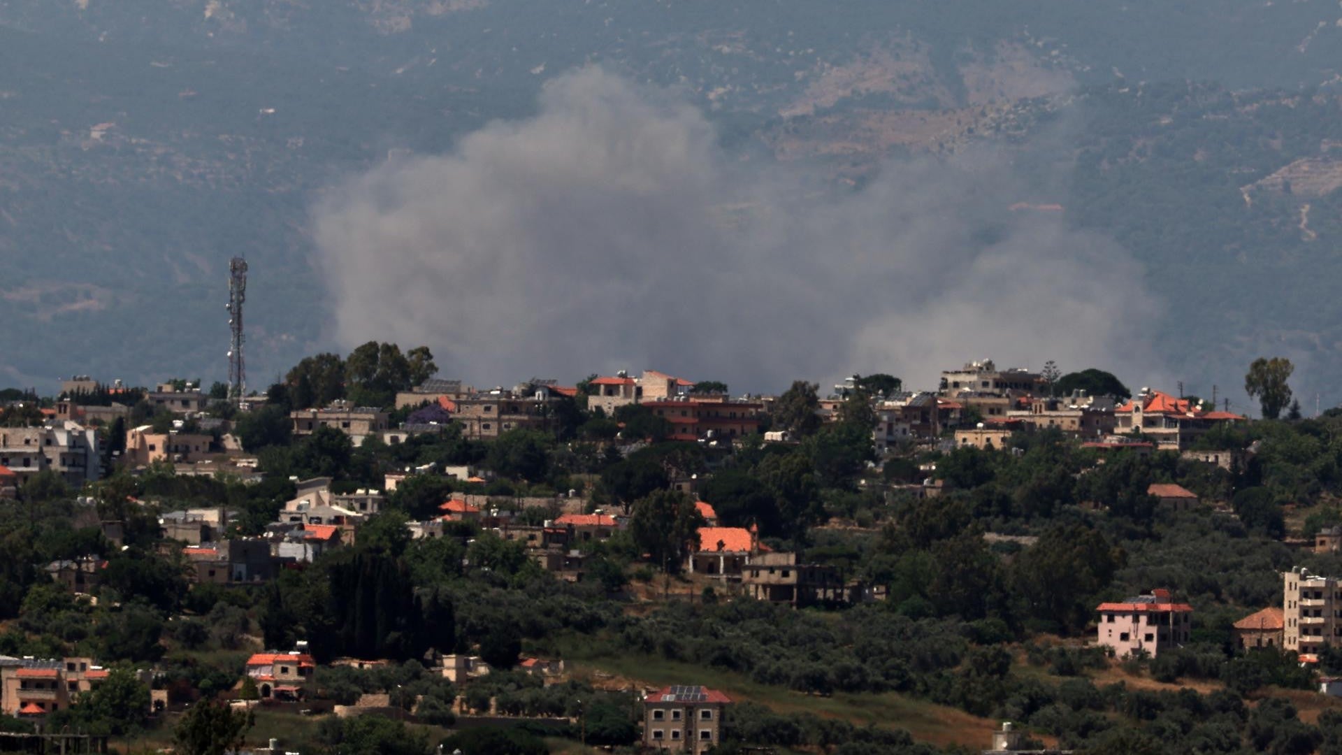 Se observa una columna de humo tras un ataque aéreo israelí en el sur del Líbano. (EFE)