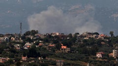 Se observa una columna de humo tras un ataque aéreo israelí en el sur del Líbano. (EFE)