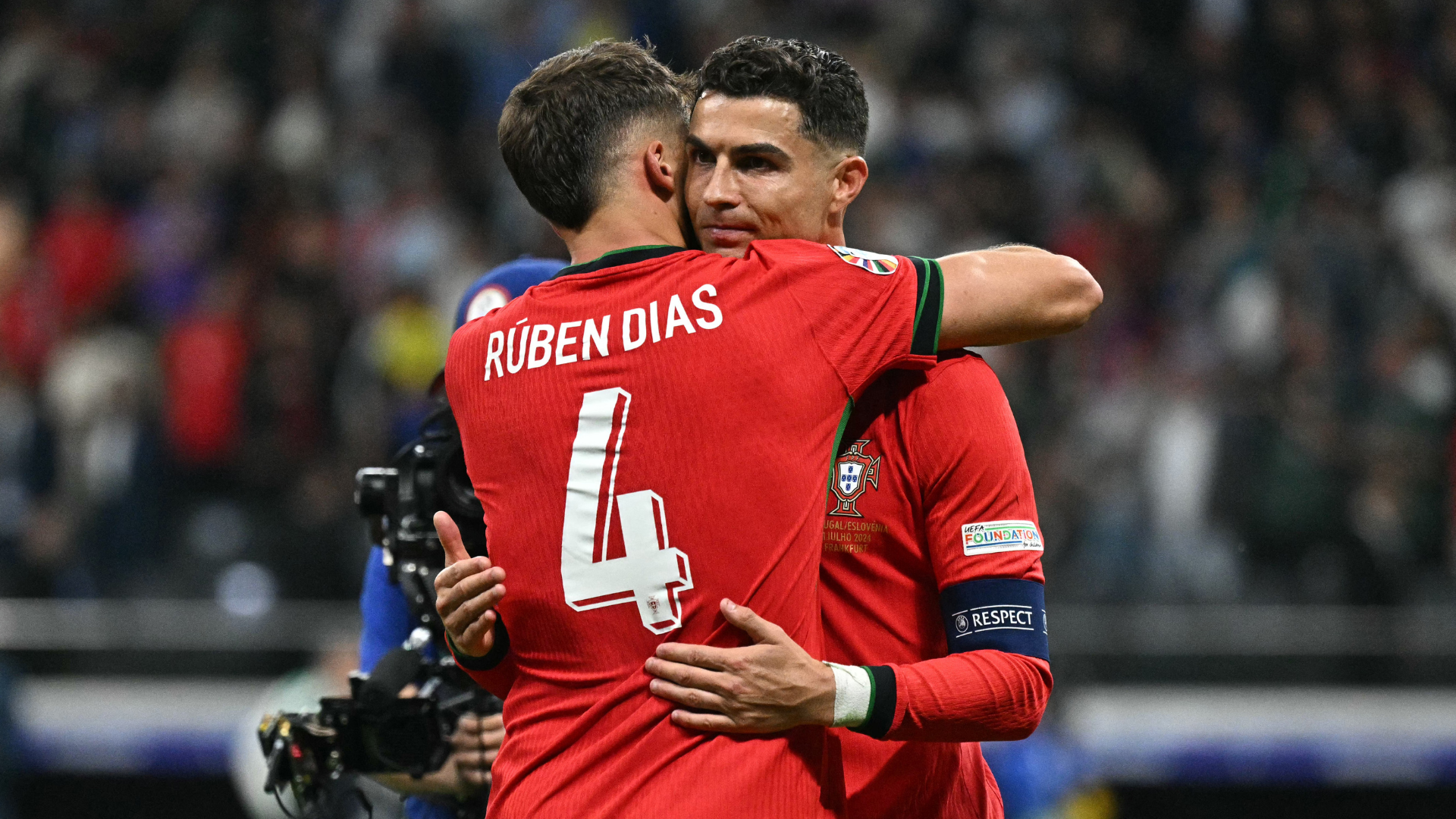 Ruben Dias y Cristiano Ronaldo | Foto: AFP