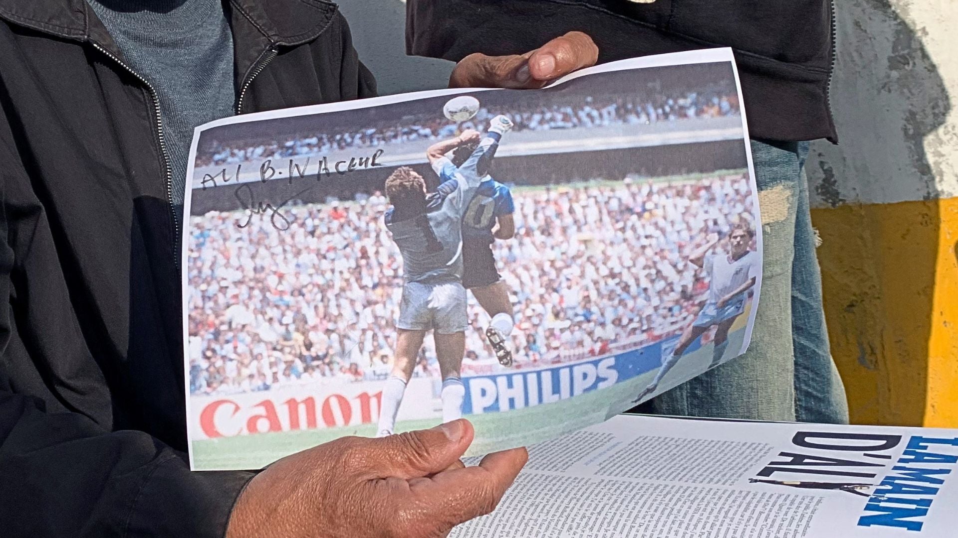 Imagen impresa de "La Mano de Dios" - Foto EFE