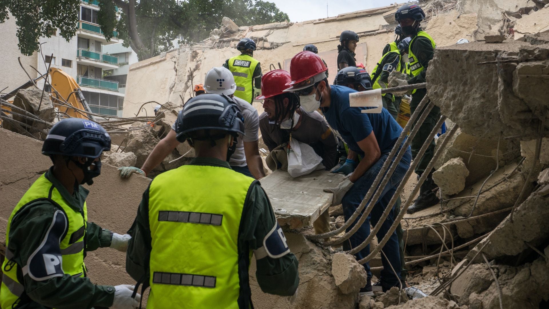 Equipos de rescate continúan la búsqueda de sobrevivientes bajo escombros de edificios colapsados en Venezuela - EFE