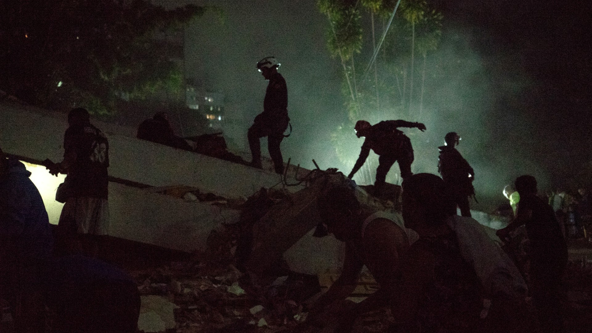 Brigadas de socorro haciendo trabajos de búsqueda y rescate en Venezuela tras devastadores terremotos - Foto: EFE