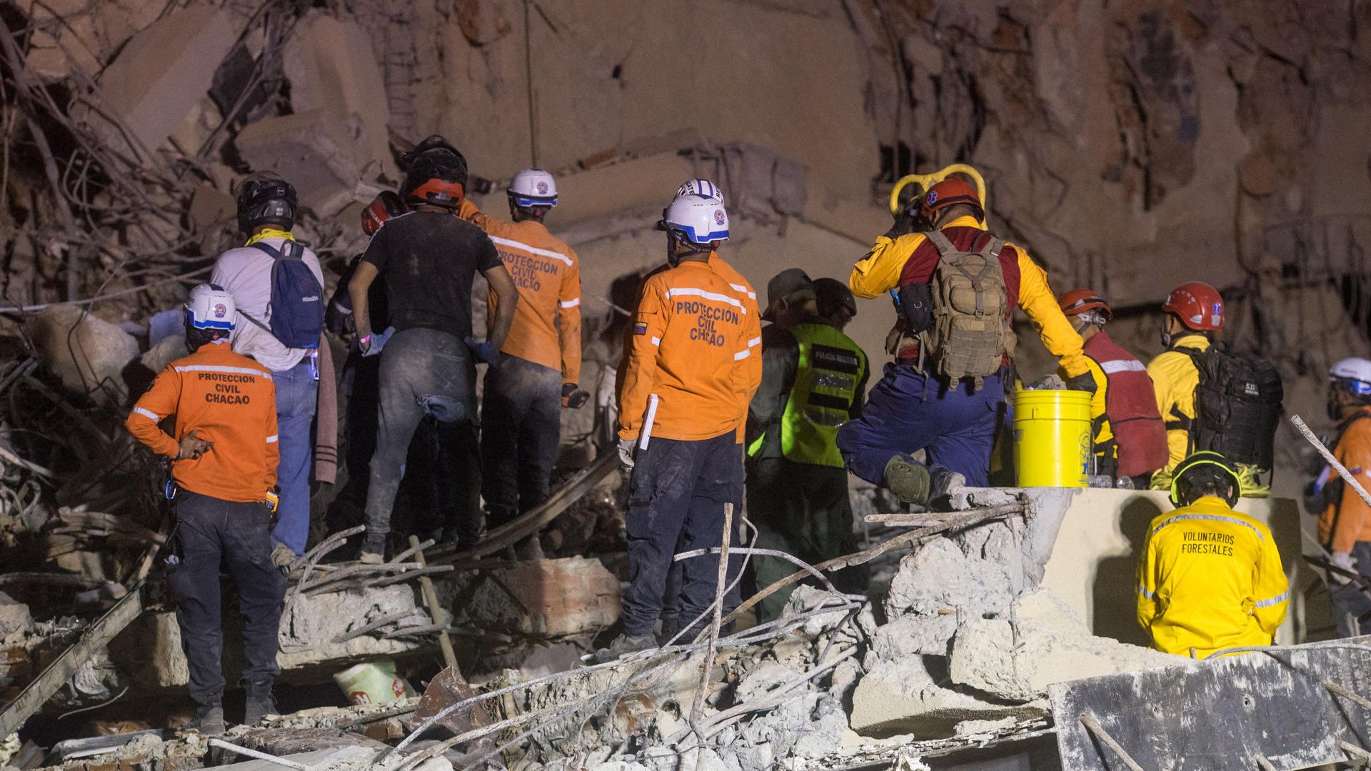Equipos de rescate tras los devastadores terremotos en Venezuela - Foto: EFE