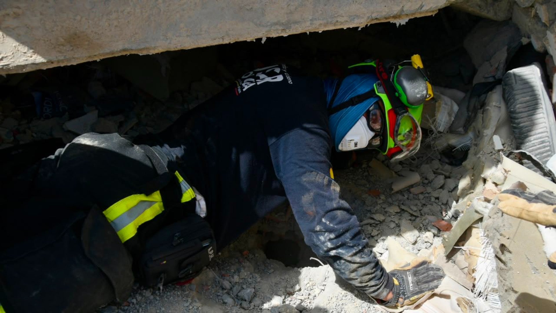 Rescate de un menor de edad en La Guaira - Foto: UNGRD
