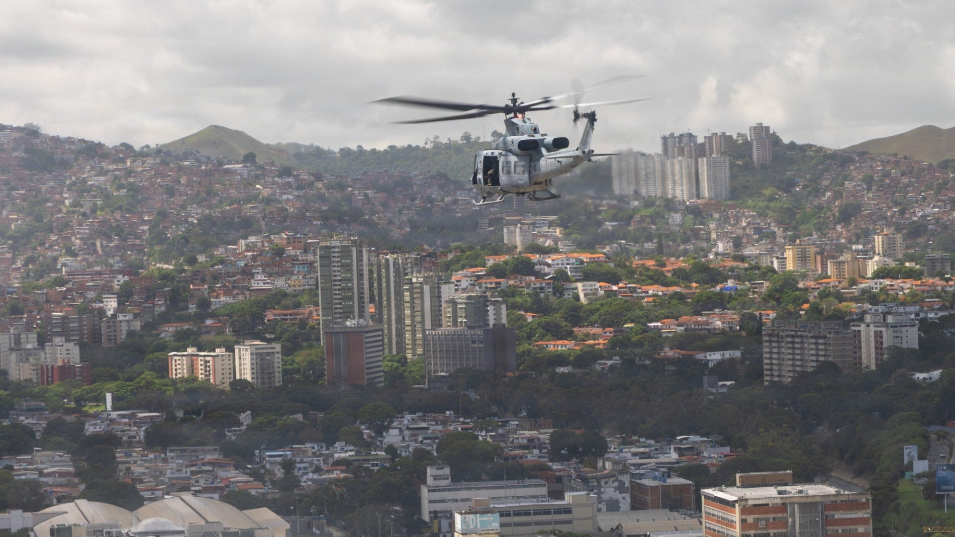 Helicóptero militar de EE. UU. sobrevuela Caracas, Venezuela - Foto: Comando Sur de EE. UU.