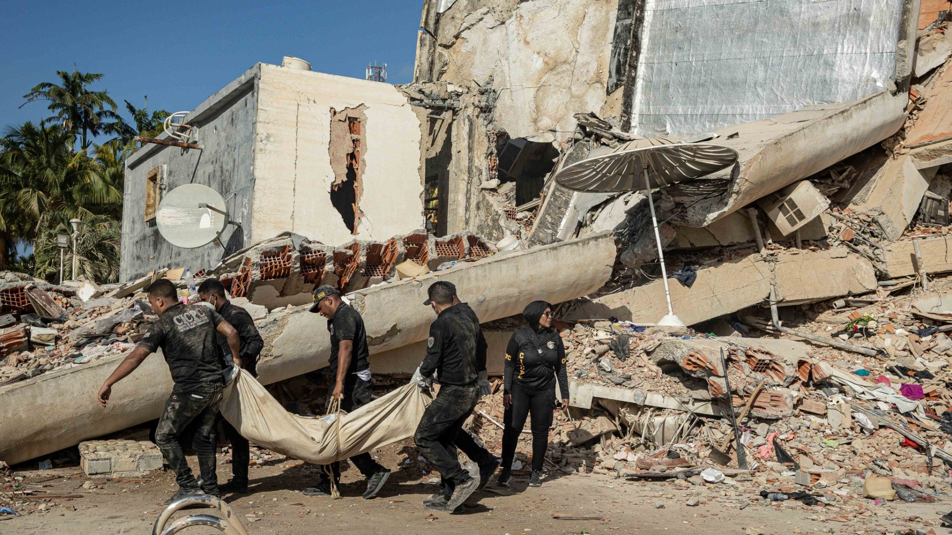 Agentes cargan el cuerpo de una víctima fatal tras devastadores terremotos que golpearon a Venezuela - Foto: EFE