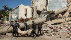 Agentes cargan el cuerpo de una víctima fatal tras devastadores terremotos que golpearon a Venezuela - Foto: EFE