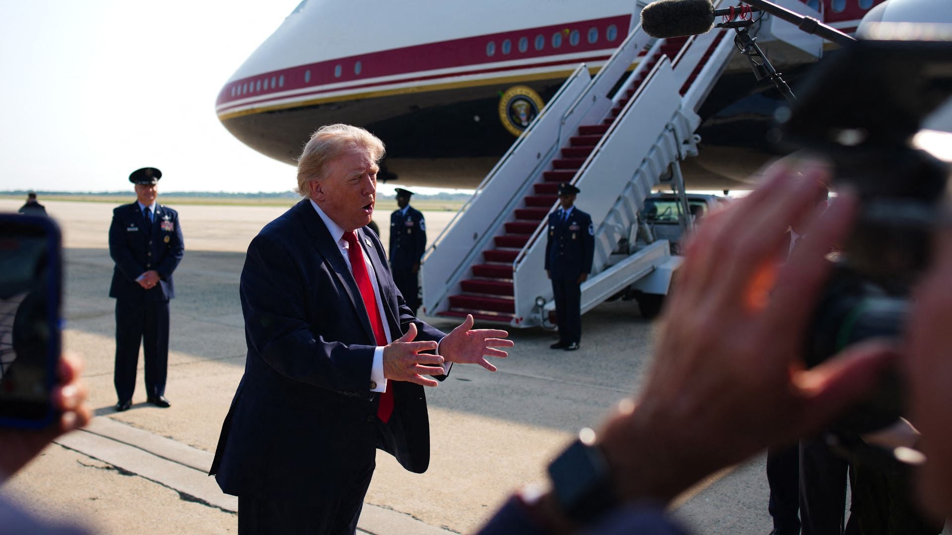 Trump habla a los periodistas antes de abordar su nuevo Air Force One - Foto AFP