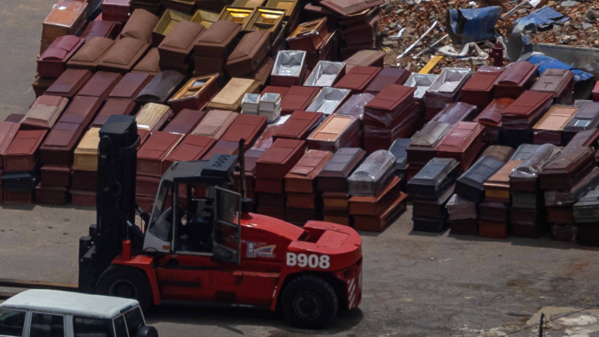 Funcionarios públicos manipulan ataúdes en La Guaira (Venezuela) - Foto: EFE