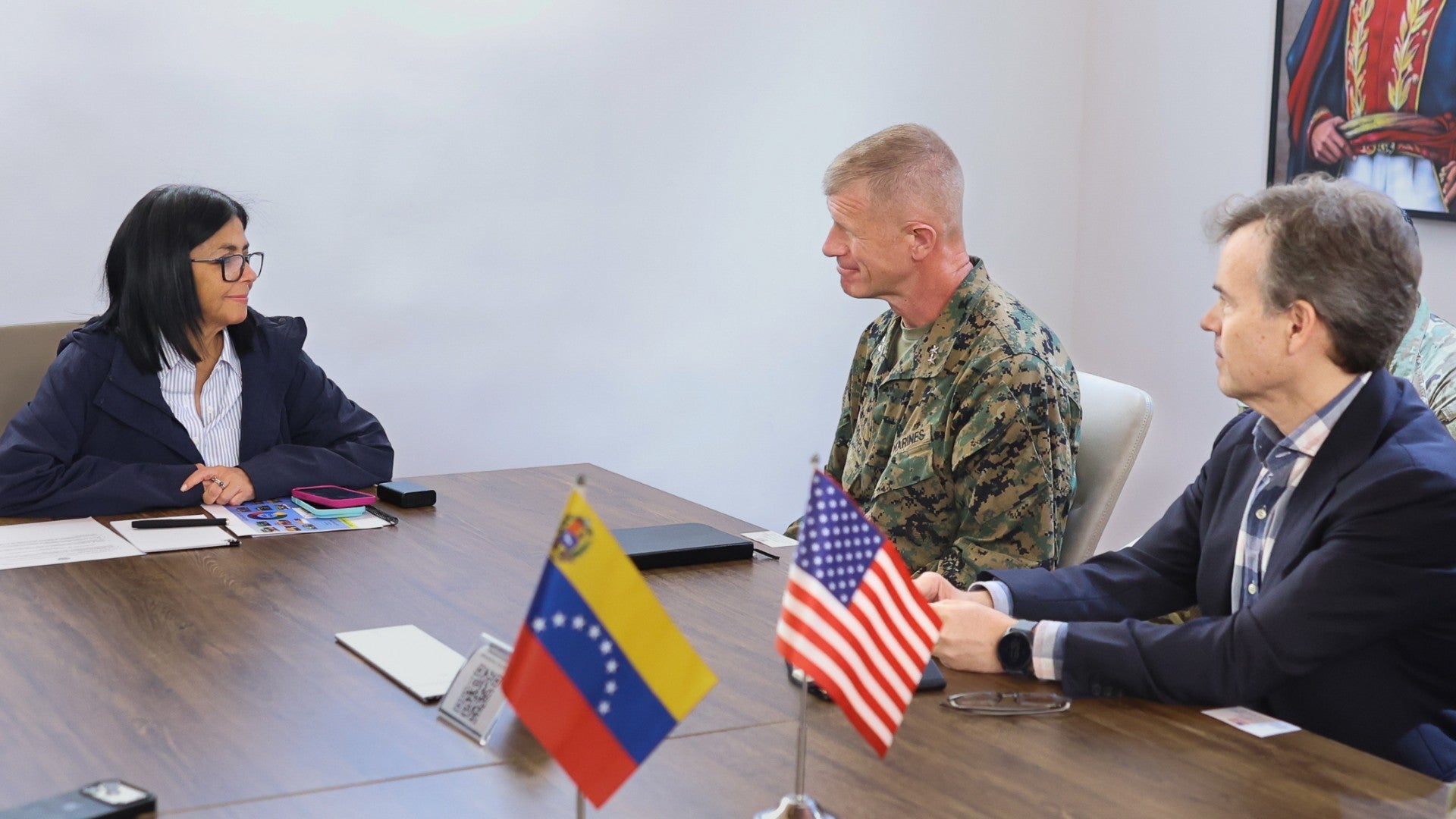 Jefe encargada del régimen de Venezuela, Delcy Rodríguez, junto al mayor general del Cuerpo de Marines de EE. UU. Kevin J. Jarrard y el encargado de negocios de EE. UU. John M. Barrett - EFE