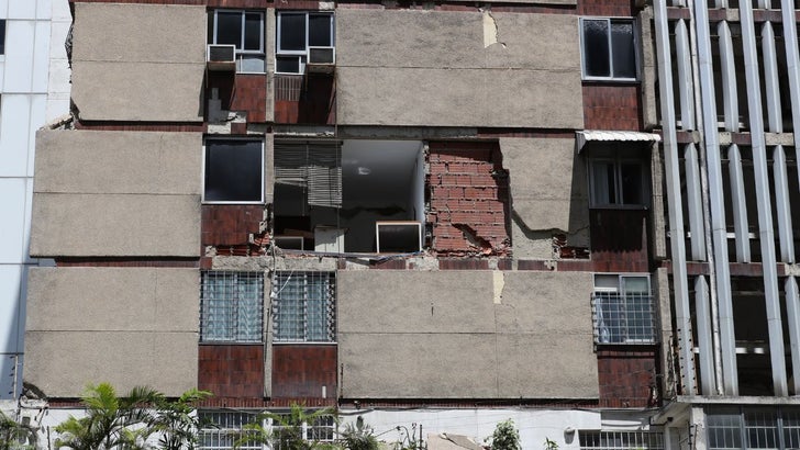 Hicimos un recorrido en moto por La Guaira que evidencia la magnitud de la catástrofe | NTN24.COM
