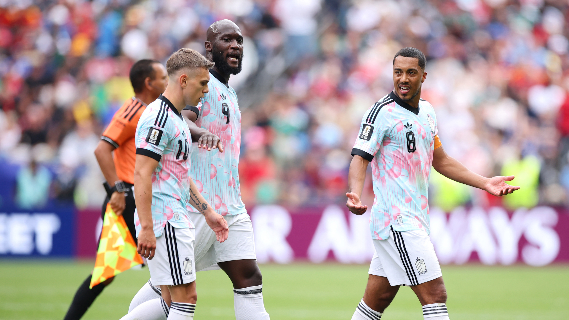 Futbolistas de Bélgica Leandro Trossard y Youri Tielemans, Romelu Lukaku | Foto: AFP