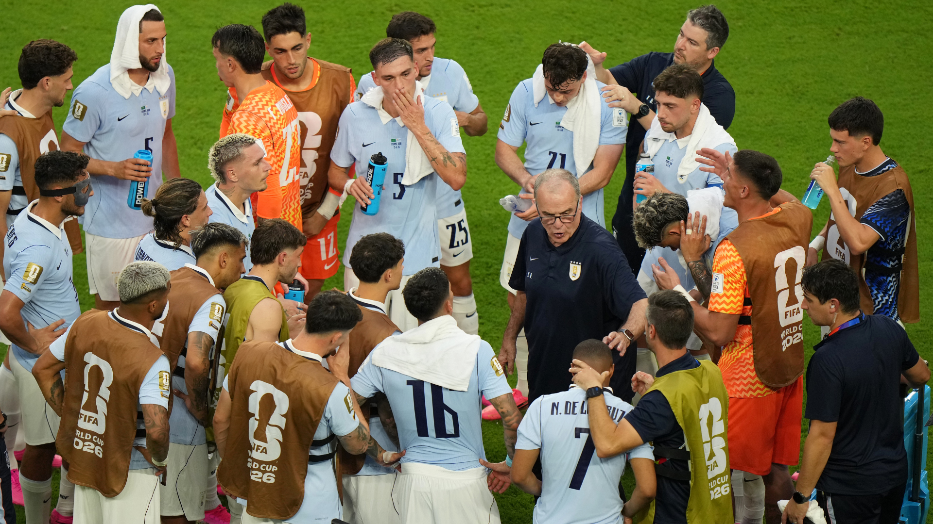 Marcelo Bielsa junto a los jugadores de Uruguay | Foto: EFE
