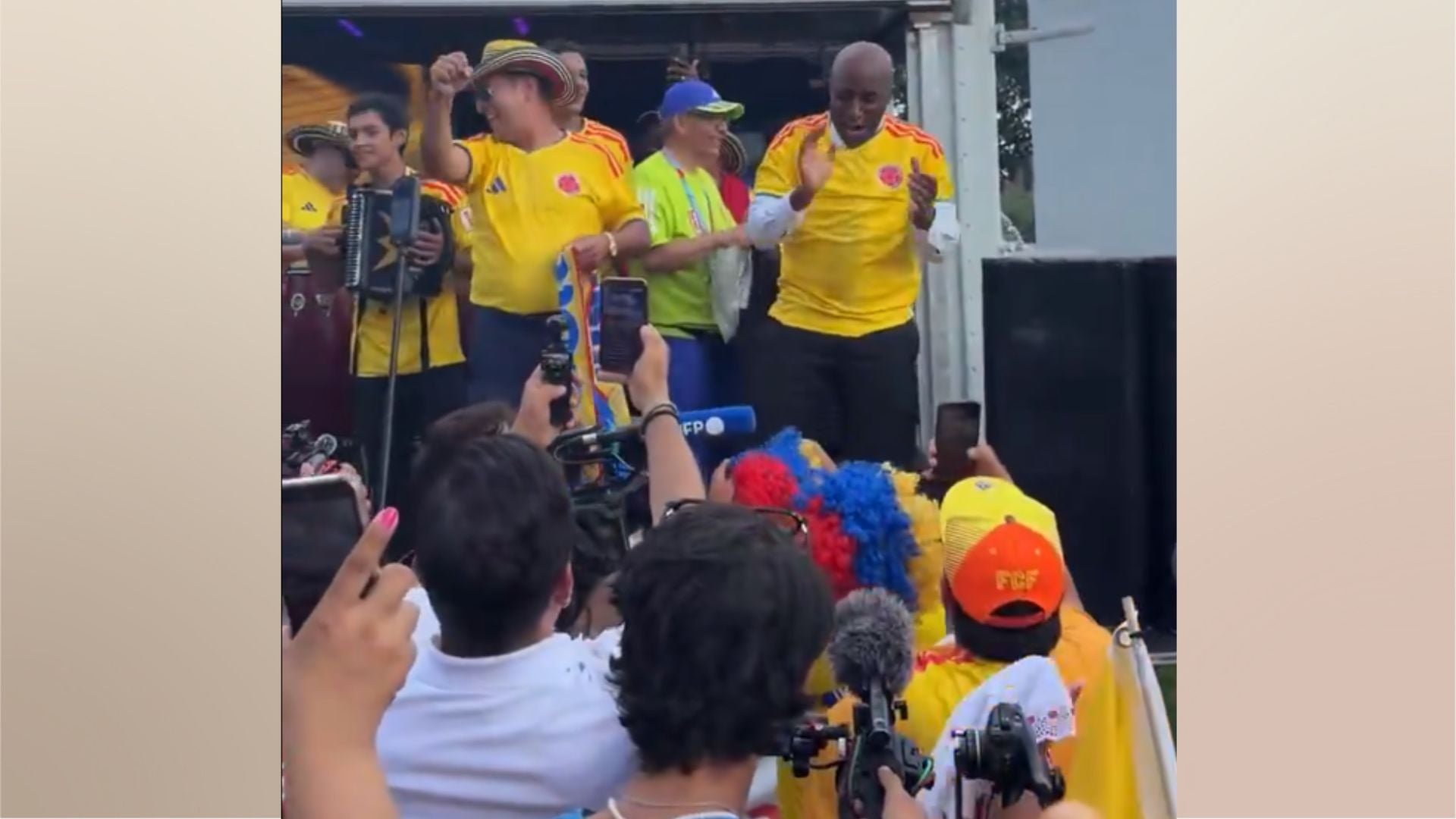 Alcalde de Kansas junto a hinchas colombianos previo al juego contra Ghana - Foto captura video