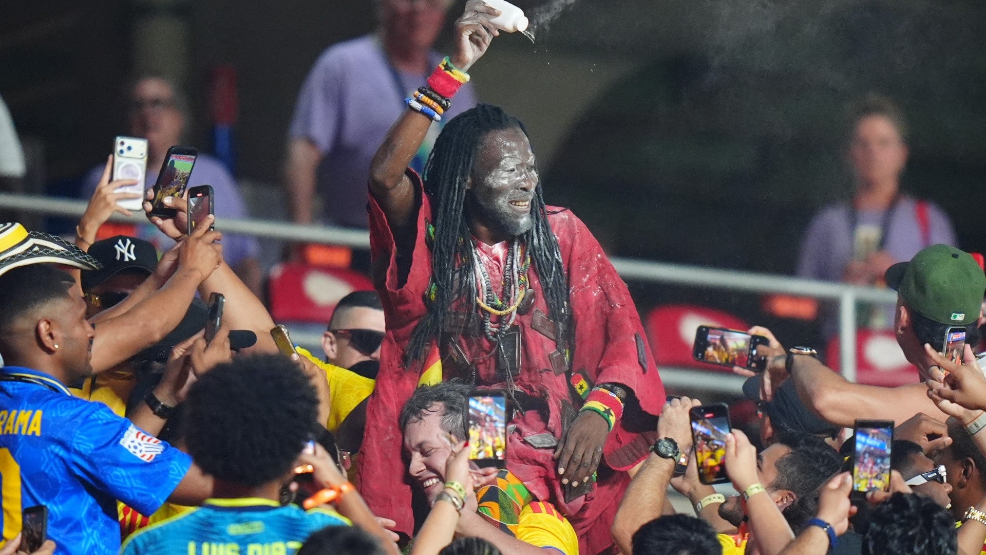 El brujo de Ghana celebrando con los colombianos / FOTO: AFP