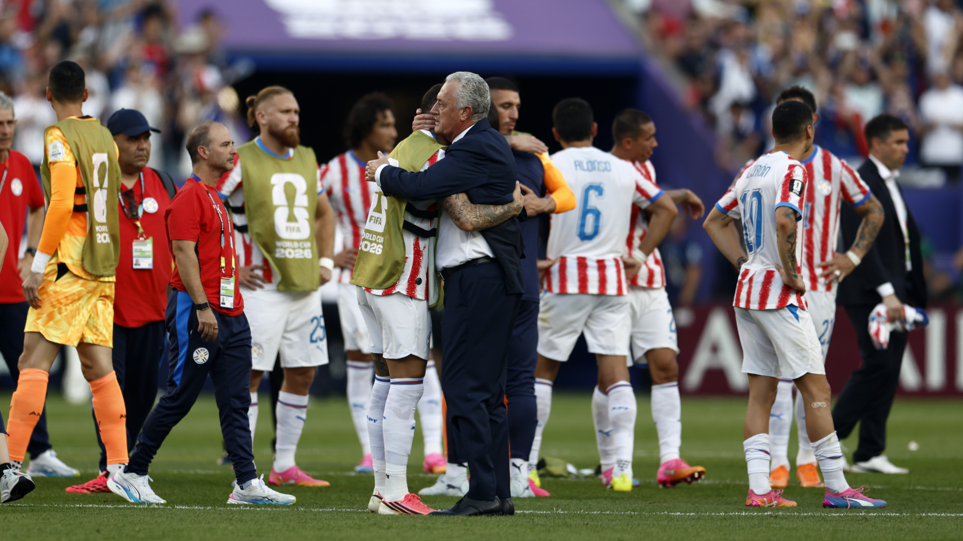 Gustavo Alfaro junto a la selección de Paraguay | Foto: EFE