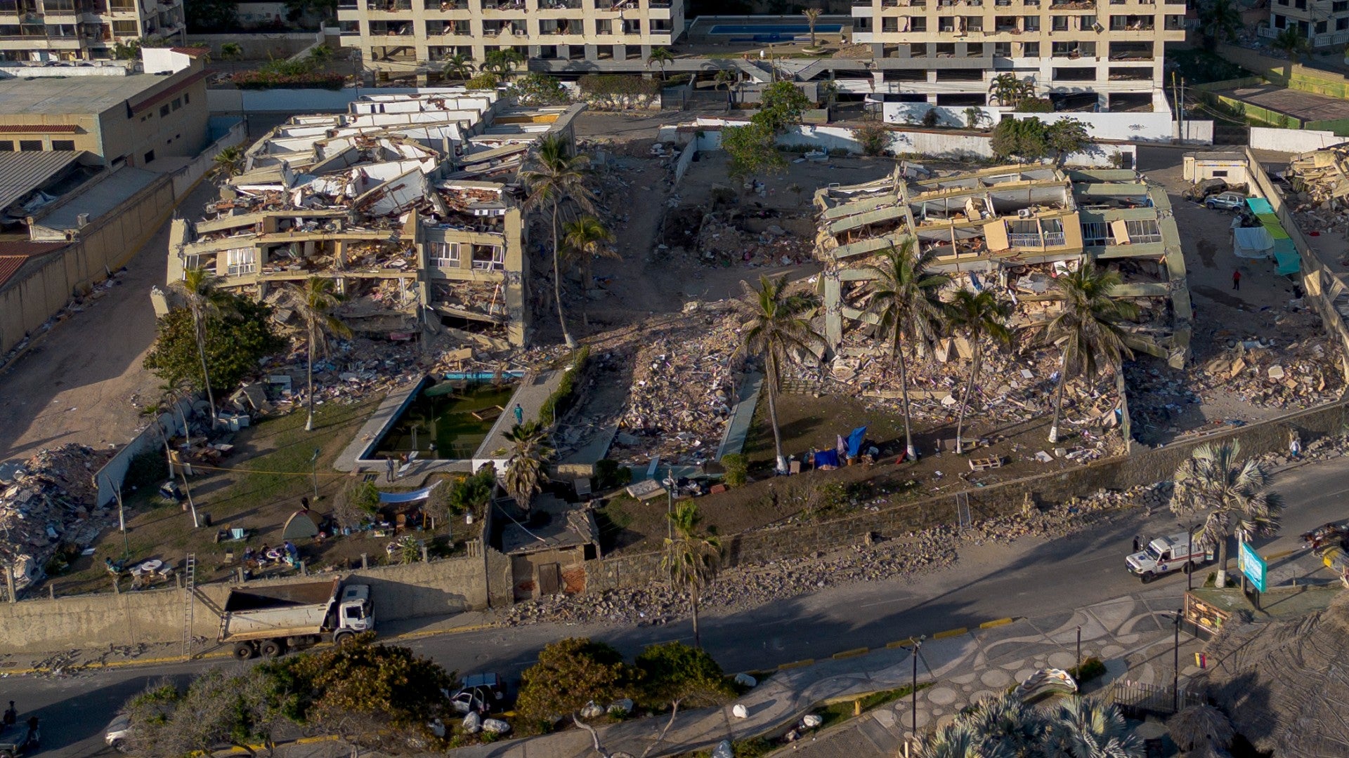 Fotografía aérea de una zona afectada por los terremotos de magnitud 7,2 y 7,5, en Macuto, La Guaira (Venezuela) - EFE