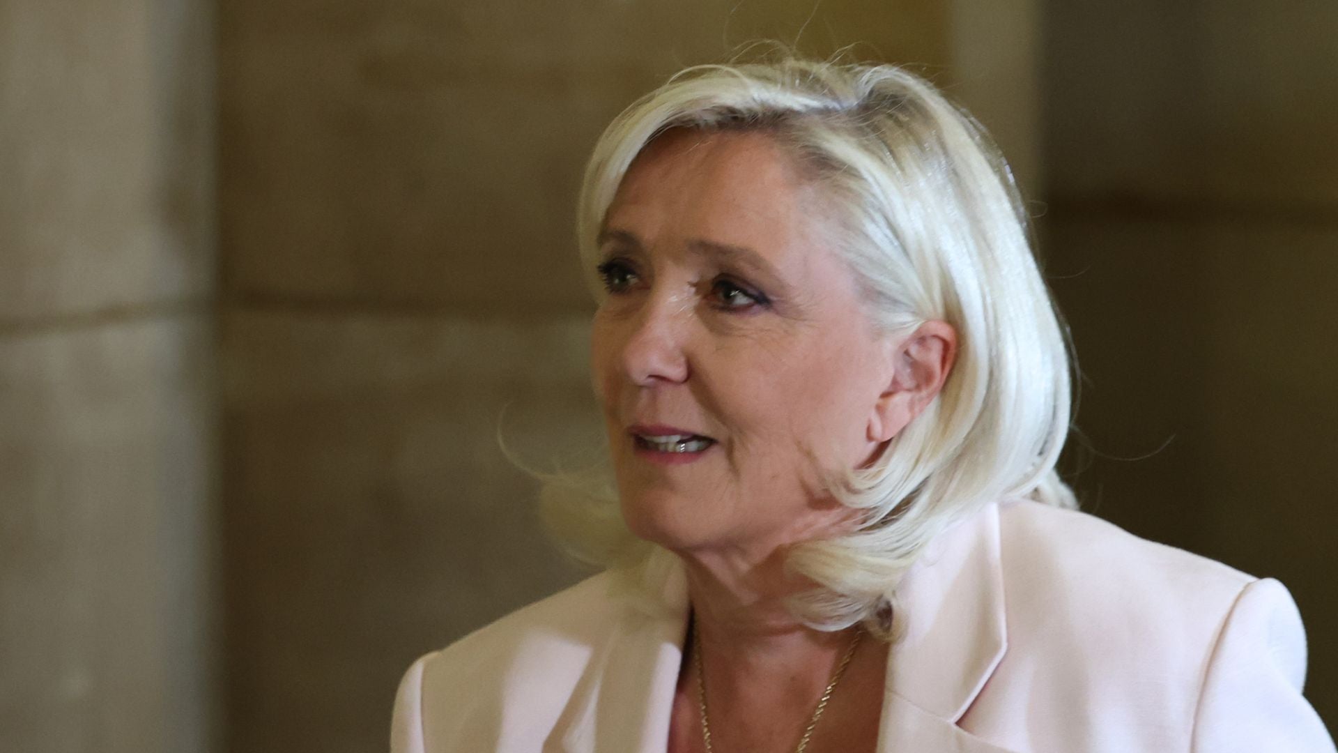 Condenan a la líder conservadora francesa Marine Le Pen a 15 meses de inhabilitación política por malversación - EFE