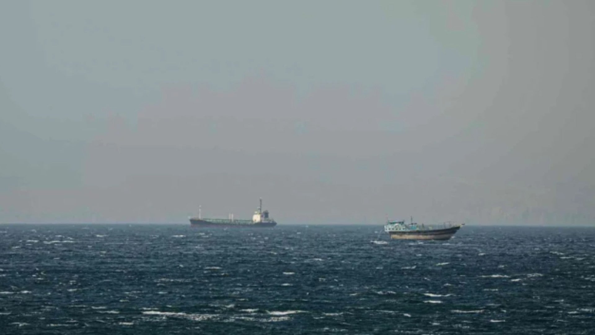 Embarcaciones navegando en el Estrecho de Ormuz - Foto: AFP