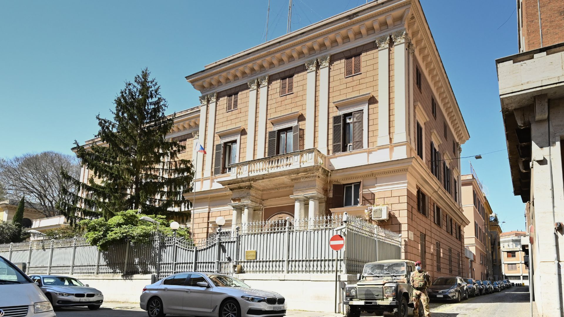 Agentes policiales italianos patrullando frente a la Embajada de Rusia en el centro de Roma - Foto referencia: AFP