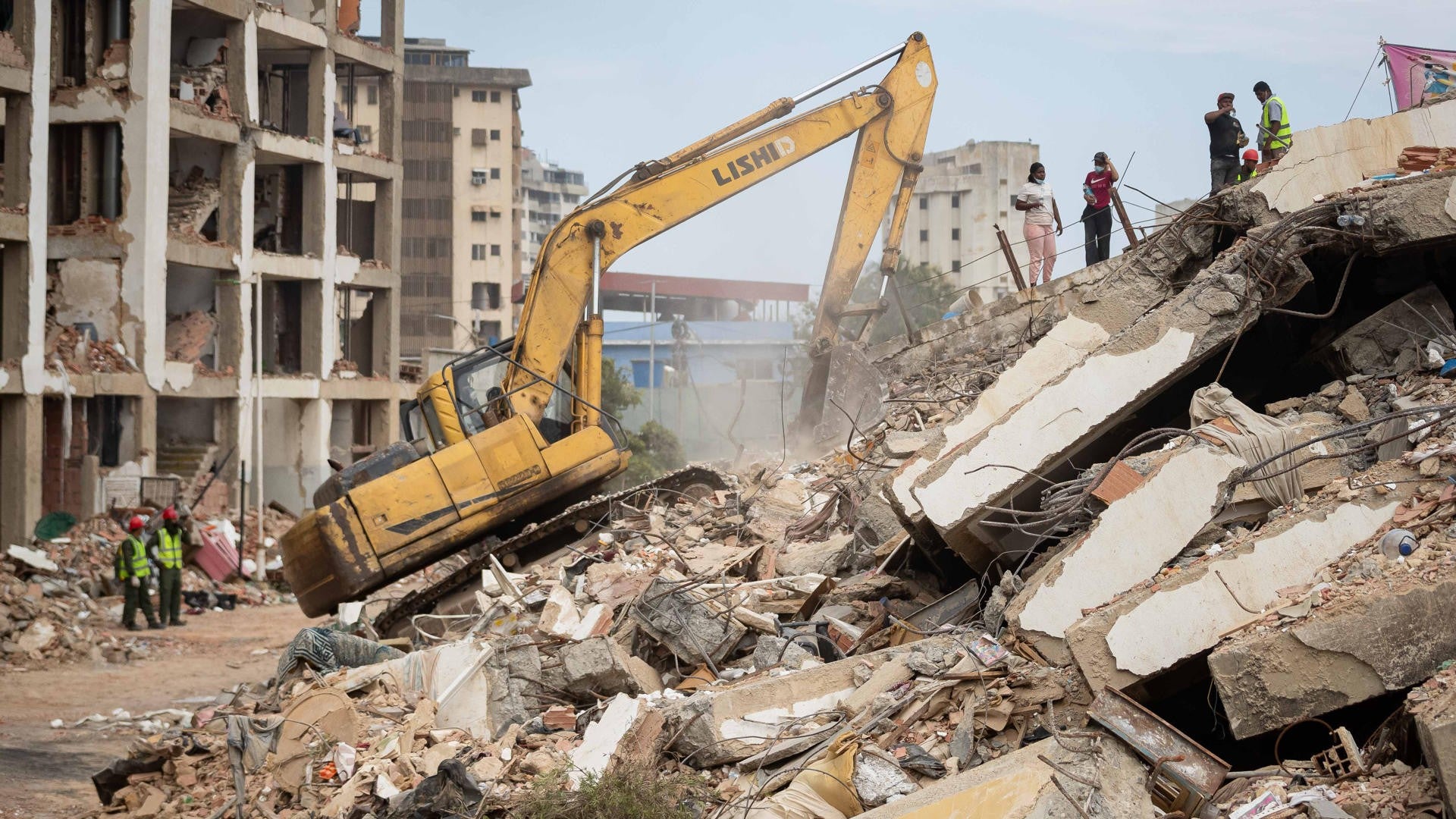 Remoción de escombros tras terremotos en Venezuela. (EFE)