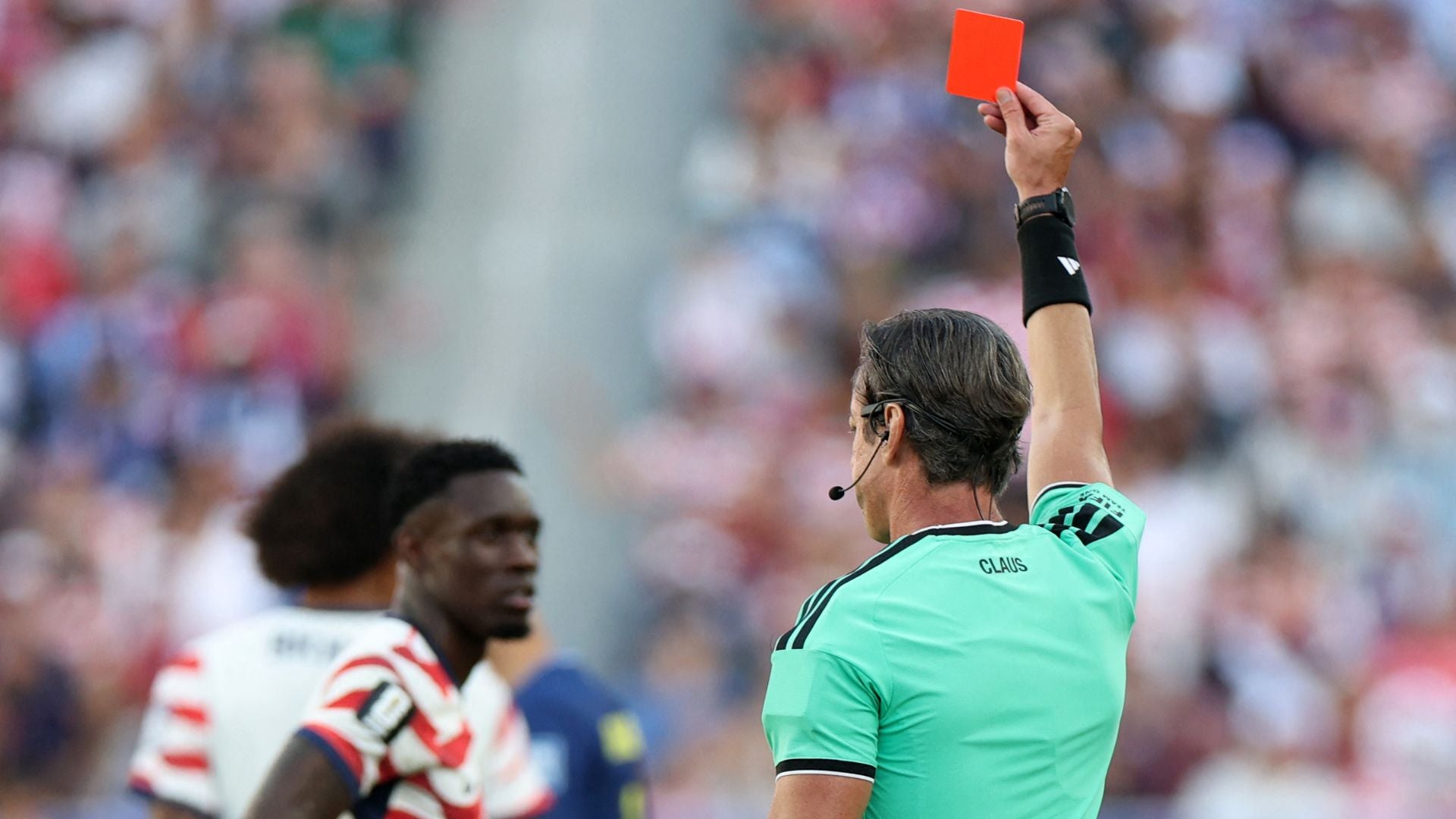 El árbitro Raphael Claus muestra tarjeta roja a Folarin Balogun - Foto AFP