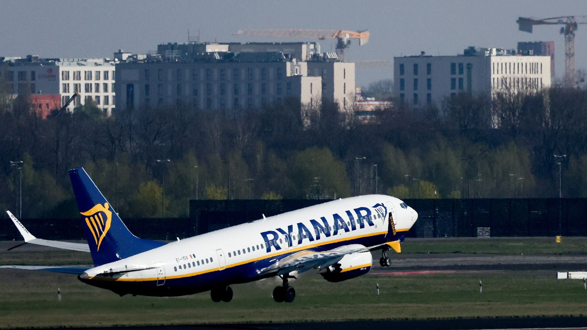 Pánico en vuelo de Ryanair: ventanilla se desprendió en pleno vuelo y pasajero fue succionado -EFE
