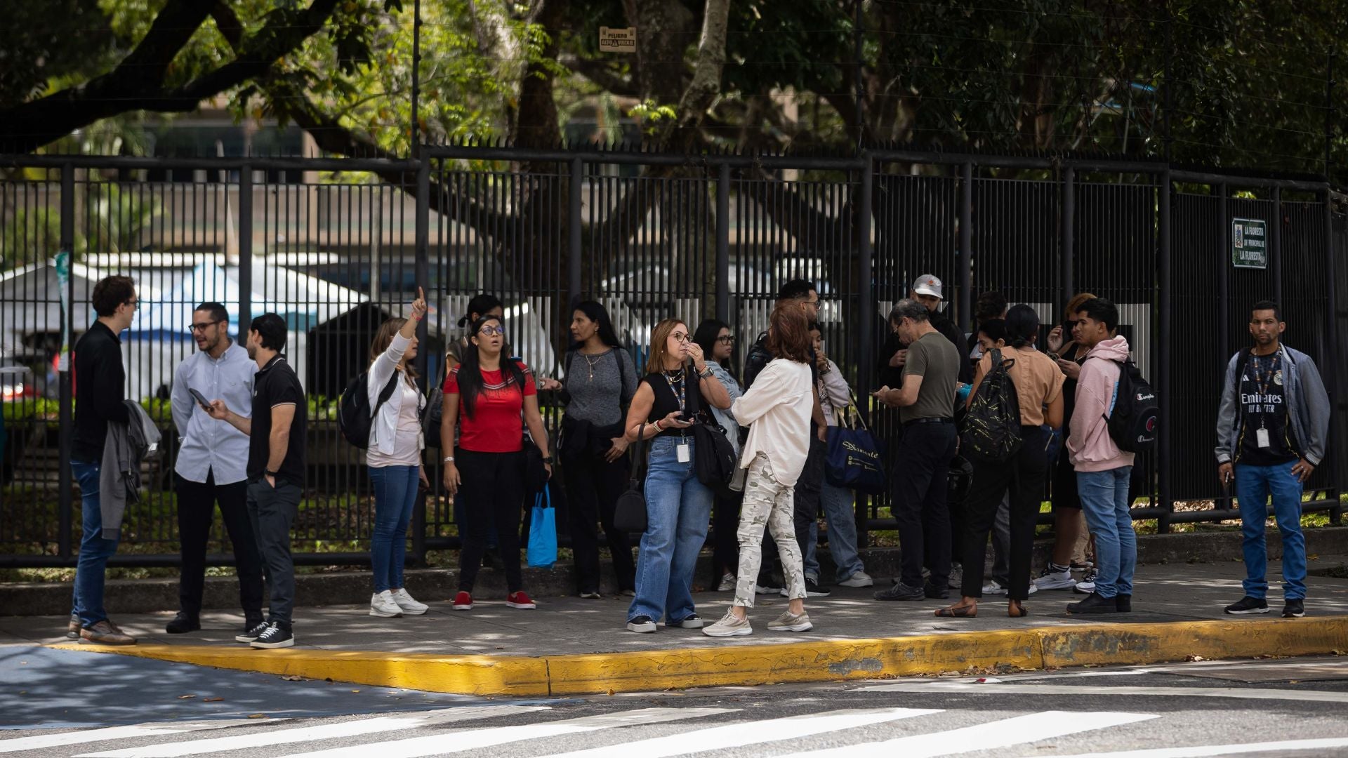 Personas esperan en una calle luego de un temblor 3.9 en Caracas - Foto: EFE